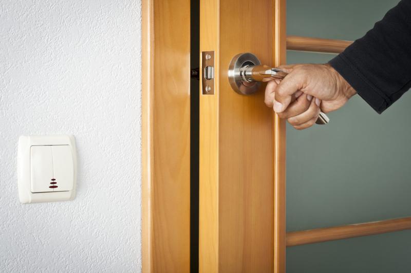 Как установить наличники на межкомнатные двери?